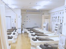 秋山駅前整骨院の雰囲気（明るく広々院内・複数ベッド完備【整体/姿勢/根本改善】）