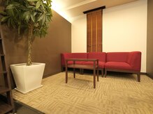 ビーフリー メンズサロン(b-free Men's salon)の雰囲気（入口すぐの待合室は広々とした清潔感のある空間）