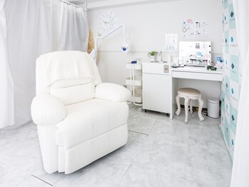 ホワイトニングジム 千葉駅前店の写真/【男性の方もご利用OK◎】高品質ジェル×最新ハイパワー3色LEDライトで照射！初回平均４～６トーンUP♪