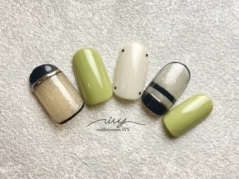 アイヴィー(IVY)/変形フレンチネイル