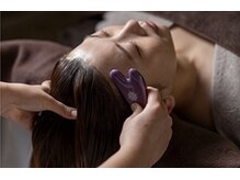 リオラ 富山店(Liora)の雰囲気(ヘッドかっさで固くなった頭皮をほぐします。)