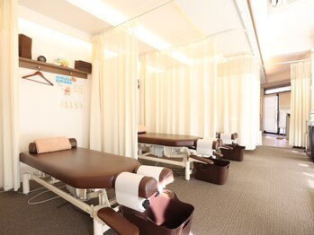 ゆかわ鍼灸整骨院/カーテン仕切り有、施術スペース