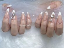 アールズネイル(R-s nail)の雰囲気（ヌードフレンチに蝶パールチャーム付き、清楚で上品な大人ネイル）