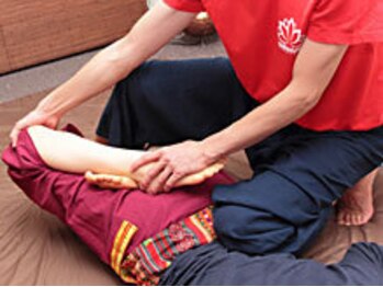 タイ古式 マクリラル/脚と腰回りを柔軟にします