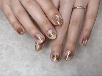 アプリコットネイル(apricot nail)の写真/季節やトレンドも盛り込んだ上品デザインや大人女性におすすめしたいマグネットネイルも☆