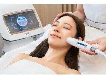 ブルーム 池袋店(Bloom)の写真/毛穴ケアも叶う！大人気の最新美容機器BHF！オンダリフト開発メーカーの技術で整う★