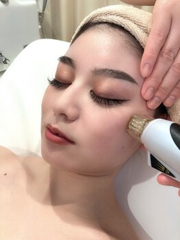 ビューティーサロンリノ 三宮店(Lino)の写真/リノ人気No1【毛穴洗浄＋美肌フラクショナル60分（目元マシン付）】疲れ顔から毛穴,くすみレスな肌へ♪