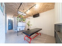 あるある整骨院アンドビューティー/ベッド感広く、開放感あります