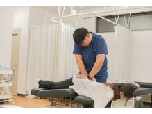 専用の施術ベッドを使用して体の調整を行っていきます