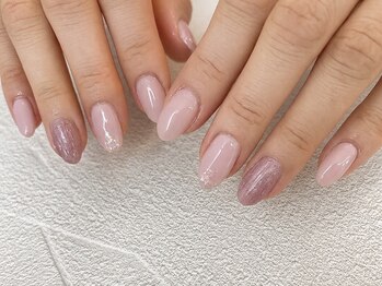 エイチネイル バイ ビエラブ(H.nail by.bierabu)の写真/ショートネイルはおまかせ！心弾む指先へ。デザイン性◎な施術で毎日がもっと楽しくなる♪