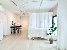 リルバイフラッグ 上通り店(Lill by Flag)の雰囲気（ふかふかのベッドタイプで施術中もリラックスしてお寛ぎください）