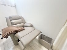 アビエ フリルアイビューティー 河内花園駅前店(abije Frill Eye Beauty)の雰囲気（2台のリクライニングソファ（半個室スペースになります））