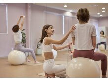 ムーンバランスボール(moon balanceball)の雰囲気（一人ずつの状態を見ながら丁寧にサポートします♪）