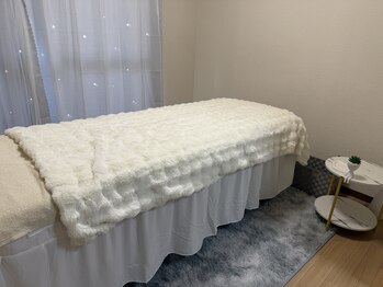 ユービー 池袋(UB)の写真/【完全個室プライベート空間】気になるお肌のお悩みに◎お肌の状態を見極めて最適な施術をご提案☆