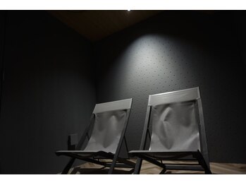 アールイー プライベートサウナ(Re: PRIVATE SAUNA)/ととのい椅子