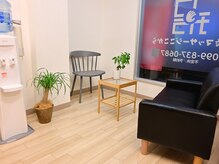 鍼灸マッサージここからの雰囲気（窮屈さゼロの広々空間。ウォーターサーバー完備で施術後も整う♪）