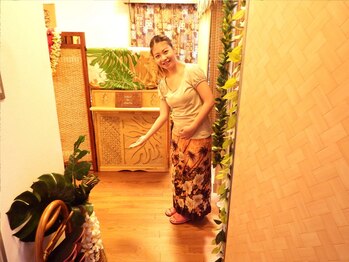 ハワイアンリラクアンドビューティー サロン ド チャチャ 横浜本店/玄関で女性セラピストがお出迎え