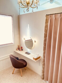 ククル(KUKULU)/明る大きな鏡の前でコスメ体験も