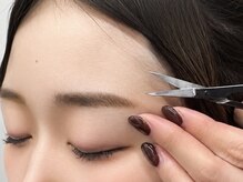 アルボーテ ルジェ 芦屋(Art BeAute' ROUGET)の雰囲気（ハサミで一本一本丁寧にカットさせていただきます【(眉毛】）