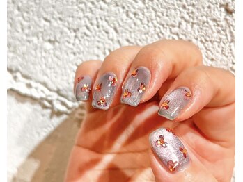 ノラ ミナミアオヤマ(NORA MINAMIAOYAMA)/オレンジお花ホログラムネイル