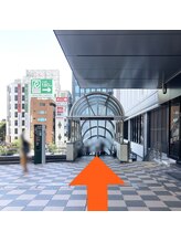 からだ探偵ヤスダ/エスカレーターで地上へ