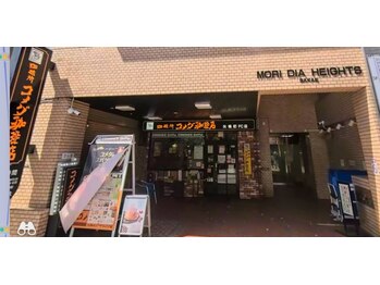 サロンドニーナ(Salon De Niina)/右隣が入り口*°