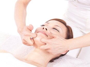 シアンドットアンド(cyan.&)の写真/【小顔フェイシャル】60分¥5000◎お顔の筋肉のコリをほぐし、リンパ・血流促進！お得なクーポンもご用意！