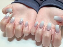 ネイルアンドまつげエクステ専門サロン スリー(THREE)/グレージュ&白グラデ