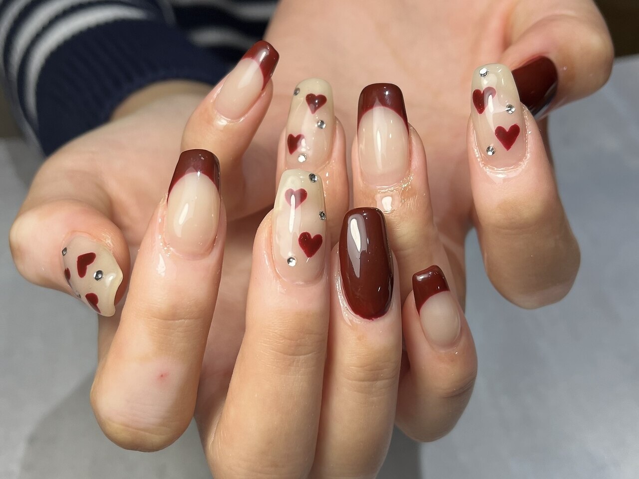 2025年-2026年冬トレンド】ボルドーフレンチのネイルデザイン集｜人気