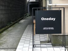 ワンデイ 表参道(Oneday)の雰囲気（手前に佐川急便のトラックが止まっています。）