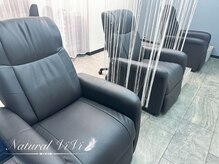 ナチュラルビビ 池袋東口店(Natural ViVi)の雰囲気（ソファ席でゆったり。メイクスペースございます！[まつ毛パーマ]）