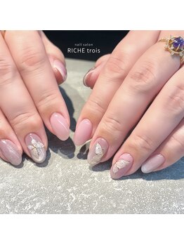 リッシュ トロワ(RICHE trois)/春マグネットちょうちょネイル