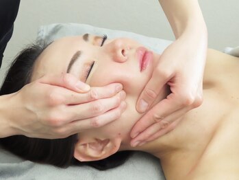 イヨヨ(iyoyo)/【小顔コルギ】施術風景