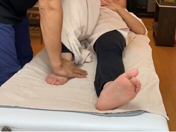 くぼてらたかひろ ボディメンテナンス(BODY MAINTENANCE)の写真/「立つ」「歩く」その何気ない動作・・足首のズレを整えることで全身の連動がスムーズに。歪みも不調も軽減