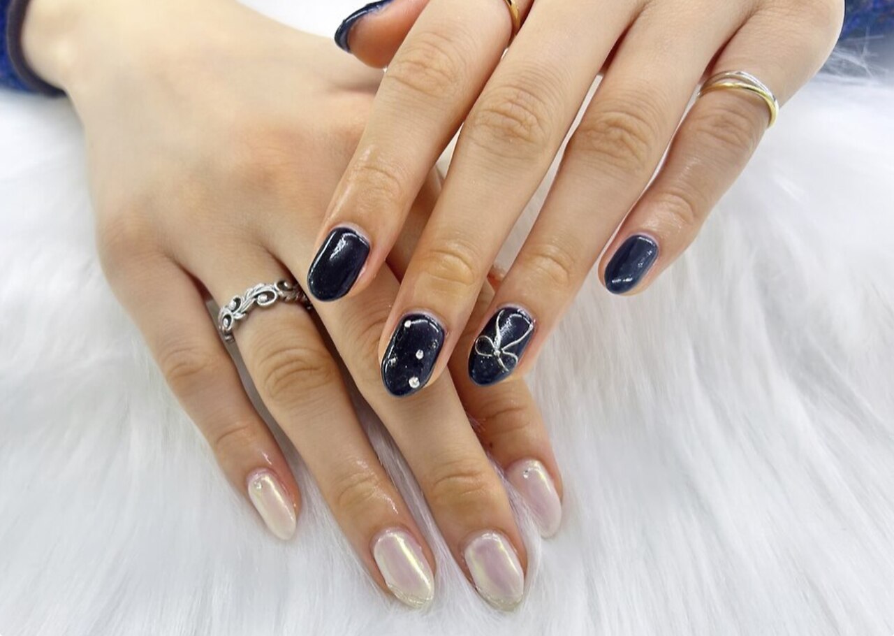 2025年-2026年冬トレンド】ネイビー リボン ハンドのネイルデザイン集