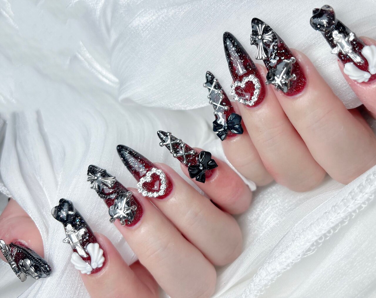 2026年冬トレンド】ブラック ハート ハンドのネイルデザイン集｜人気順