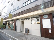 ピュット(pyt)の雰囲気（サロン外装☆サロンロゴのある扉からお入りください）