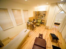 若宮筋脊椎調整院の雰囲気(無垢材と白の漆喰壁に囲まれ癒される空間/桑名市/整体/桑名整体)