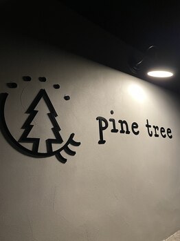 パインツリー(pine tree)/夜の看板はこんな感じです