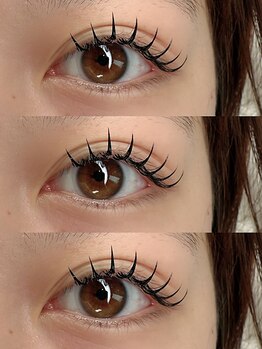 eyelash salon NAVI【アイラッシュサロンナビ】の写真/自まつ毛に近いナチュラルな仕上りで目の形や生え方を見極め一本一本丁寧に装着☆自まつ毛の負担も最小限◎