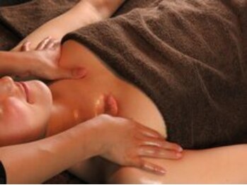 サロンドシュシュ 心斎橋本店(salon de chouchou)/デコルテリンパマッサージ