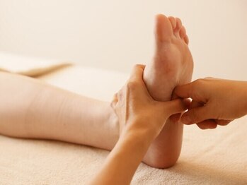 サロンアンピール 自由が丘店の写真/【お仕事でで座りっぱなし、立ちっぱなしの方必見！】無数にある足つぼは、体の体調に合わせて施術可能★