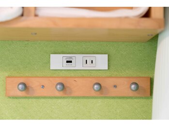 SSCマッサージ 池袋東口店/各部屋にスマホ充電設備を完備