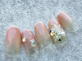 ベビーピンクの雪の結晶ネイル