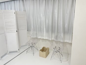 アイブロウドット 静岡店(iBROW.)/白を基調とした店内