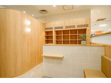 リコア鍼灸院 接骨院 あべのハルカス(ReCORE鍼灸院 接骨院)の雰囲気(きれいでおしゃれな店内で毎日の疲れをしっかり癒します♪)