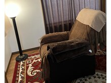 2階のスペースでヘッドスパしてます。