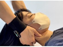 全身整体の雰囲気（デスクワークやスマホの使いすぎで凝った首を怠さを解放）