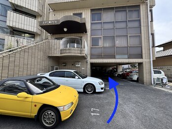 首の休日/【道順】10 駐車場にエレベータ