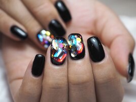 ブラック×ビジューネイル